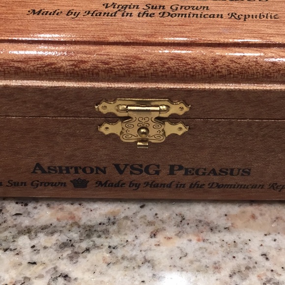 ASHTON VSG CIGAR BOX - Picture 3 of 3